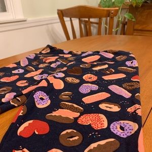 LuLaRoe OS Valentine’s Day Leggings ❤️